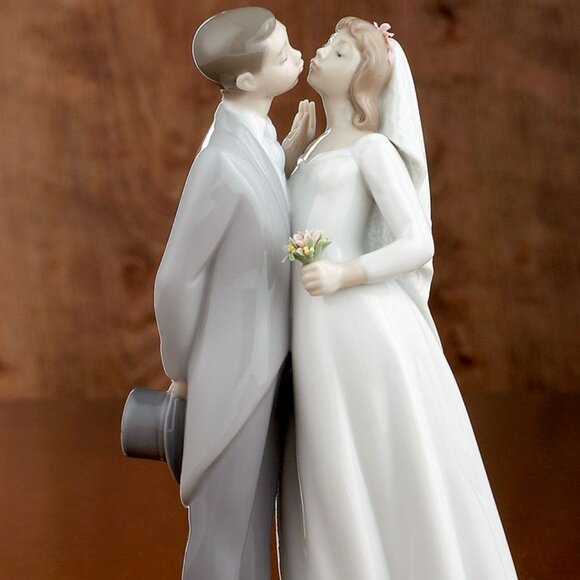 Lladro “A Kiss to Remember” Figurine Wedding NIB NWT - Picture 1 of 6
